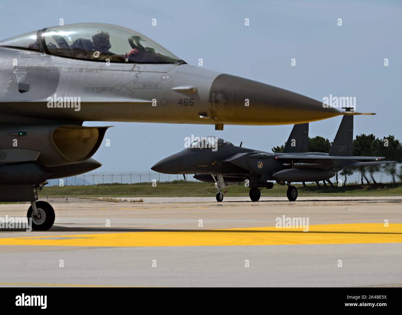 Gunsan, South Korea. 22 September, 2022. A U.S. Air Force F-16 Fighting Falcon fighter, left, assigned to the 8th Fighter Wing and a Republic of Korea Air Force F-15K Slam Eagle fighter aircraft, assigned to the ROK 110th Fighter Squadron, taxi on the flightline at Kunsan Air Base, September 22, 2022 in Gunsan, South Korea. Stock Photo