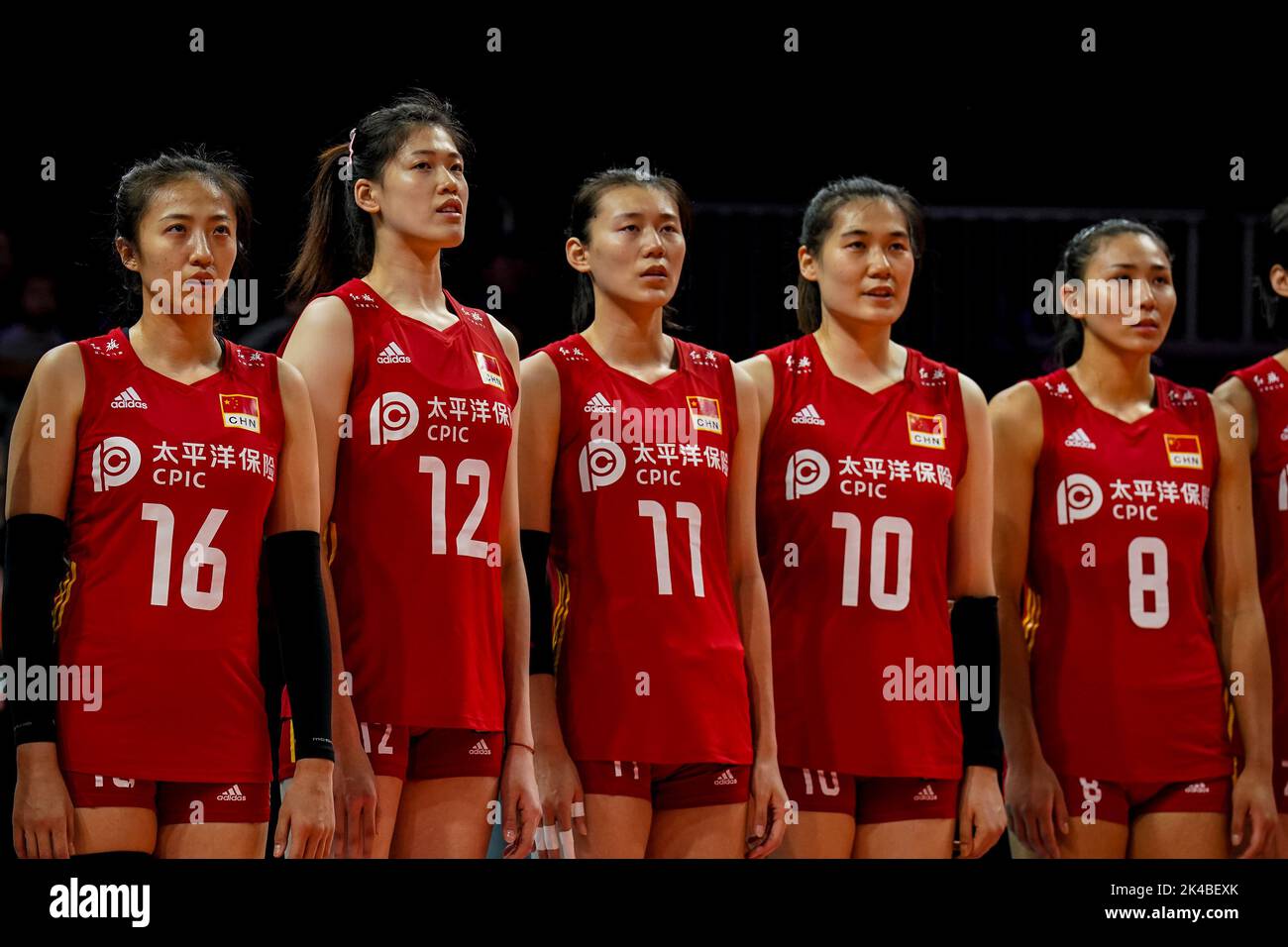ARNHEM, NETHERLANDS - SEPTEMBER 25: Xia Ding of China, Yingying Li of China, Yizhu Wang of China, Yunlu Wang of China and Ye Jin of China line up for the national anthem during the Pool D Phase 1 match between China and Argentina on Day 3 of the FIVB Volleyball Womens World Championship 2022 at the Gelredome on September 25, 2022 in Arnhem, Netherlands (Photo by Rene Nijhuis/Orange Pictures) Stock Photo