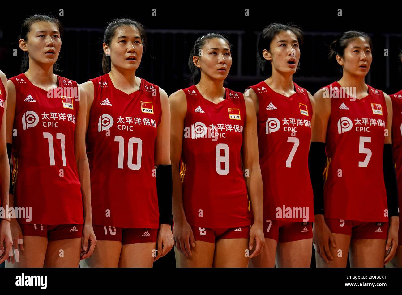 ARNHEM, NETHERLANDS - SEPTEMBER 25: Yizhu Wang of China, Yunlu Wang of China, Ye Jin of China, Yi Gao of China and Yuanyuan Wang of China line up for the national anthem during the Pool D Phase 1 match between China and Argentina on Day 3 of the FIVB Volleyball Womens World Championship 2022 at the Gelredome on September 25, 2022 in Arnhem, Netherlands (Photo by Rene Nijhuis/Orange Pictures) Stock Photo