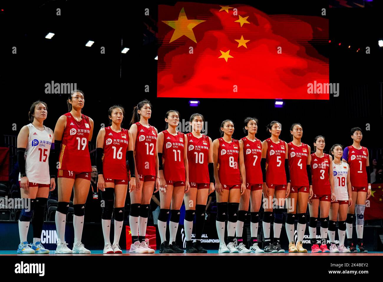 ARNHEM, NETHERLANDS - SEPTEMBER 25: Weiyi Wang of China, Peiyan Chen of China, Xia Ding of China, Yingying Li of China, Yizhu Wang of China, Yunlu Wang of China, Ye Jin of China, Yuanyuan Wang of China, Yi Gao of China, Hanyu Yang of China, Linyu Diao of China, Mengjie Wang of China and Xinyue Yuan of China line up for the national anthem during the Pool D Phase 1 match between China and Argentina on Day 3 of the FIVB Volleyball Womens World Championship 2022 at the Gelredome on September 25, 2022 in Arnhem, Netherlands (Photo by Rene Nijhuis/Orange Pictures) Stock Photo