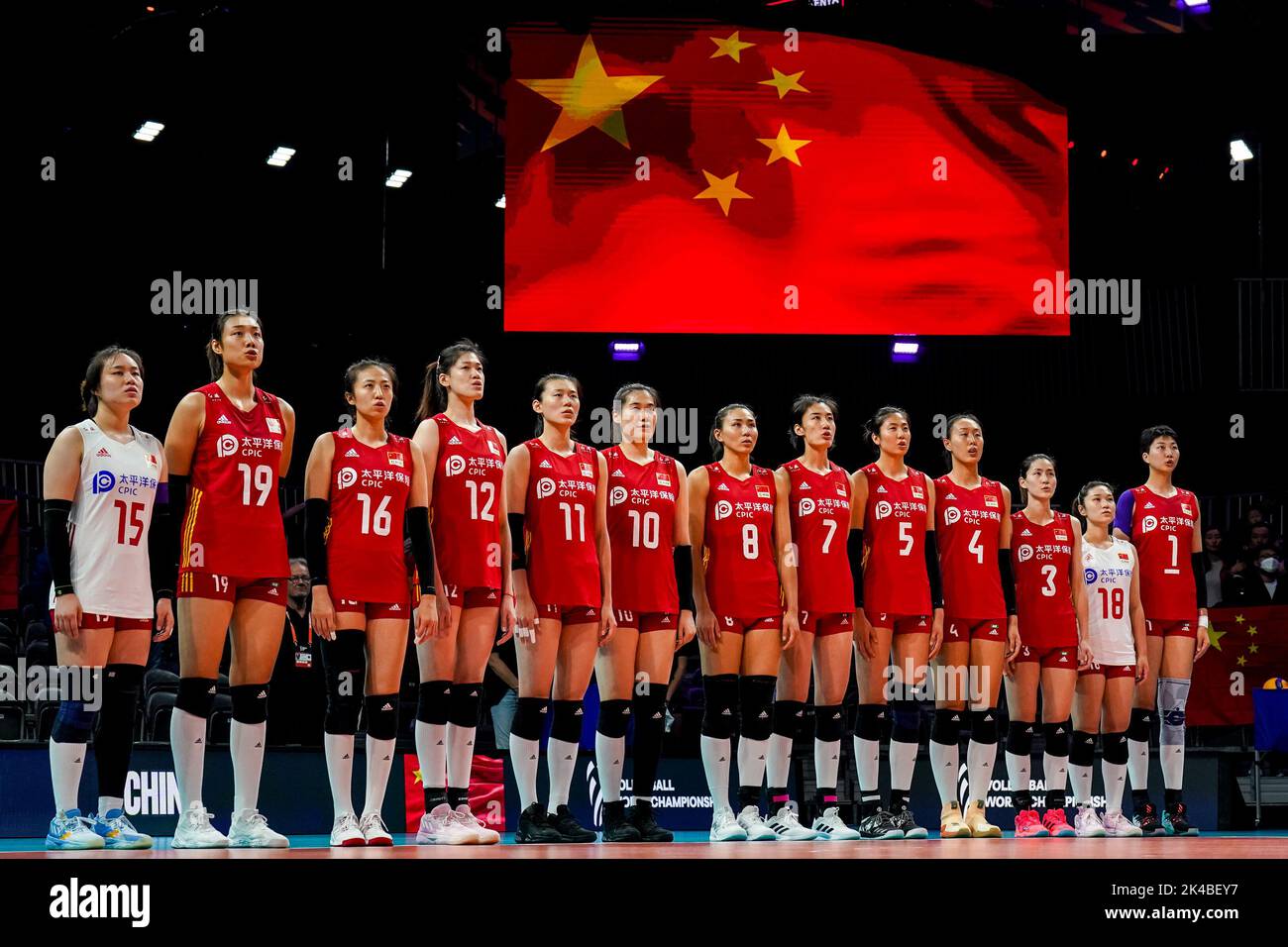 ARNHEM, NETHERLANDS - SEPTEMBER 25: Weiyi Wang of China, Peiyan Chen of China, Xia Ding of China, Yingying Li of China, Yizhu Wang of China, Yunlu Wang of China, Ye Jin of China, Yuanyuan Wang of China, Yi Gao of China, Hanyu Yang of China, Linyu Diao of China, Mengjie Wang of China and Xinyue Yuan of China line up for the national anthem during the Pool D Phase 1 match between China and Argentina on Day 3 of the FIVB Volleyball Womens World Championship 2022 at the Gelredome on September 25, 2022 in Arnhem, Netherlands (Photo by Rene Nijhuis/Orange Pictures) Stock Photo