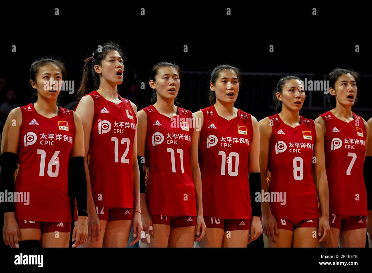 ARNHEM, NETHERLANDS - SEPTEMBER 25: Xia Ding of China, Yingying Li of China, Yizhu Wang of China, Yunlu Wang of China, Ye Jin of China and Yuanyuan Wang of China line up for the national anthem during the Pool D Phase 1 match between China and Argentina on Day 3 of the FIVB Volleyball Womens World Championship 2022 at the Gelredome on September 25, 2022 in Arnhem, Netherlands (Photo by Rene Nijhuis/Orange Pictures) Stock Photo