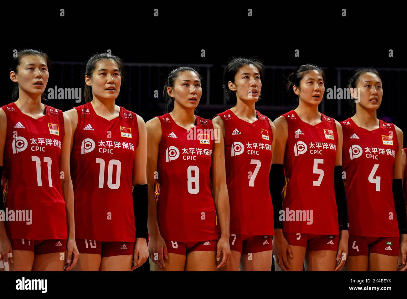 ARNHEM, NETHERLANDS - SEPTEMBER 25: Yizhu Wang of China, Yunlu Wang of China, Ye Jin of China, Yi Gao of China, Yuanyuan Wang of China and Hanyu Yang of China line up for the national anthem during the Pool D Phase 1 match between China and Argentina on Day 3 of the FIVB Volleyball Womens World Championship 2022 at the Gelredome on September 25, 2022 in Arnhem, Netherlands (Photo by Rene Nijhuis/Orange Pictures) Stock Photo