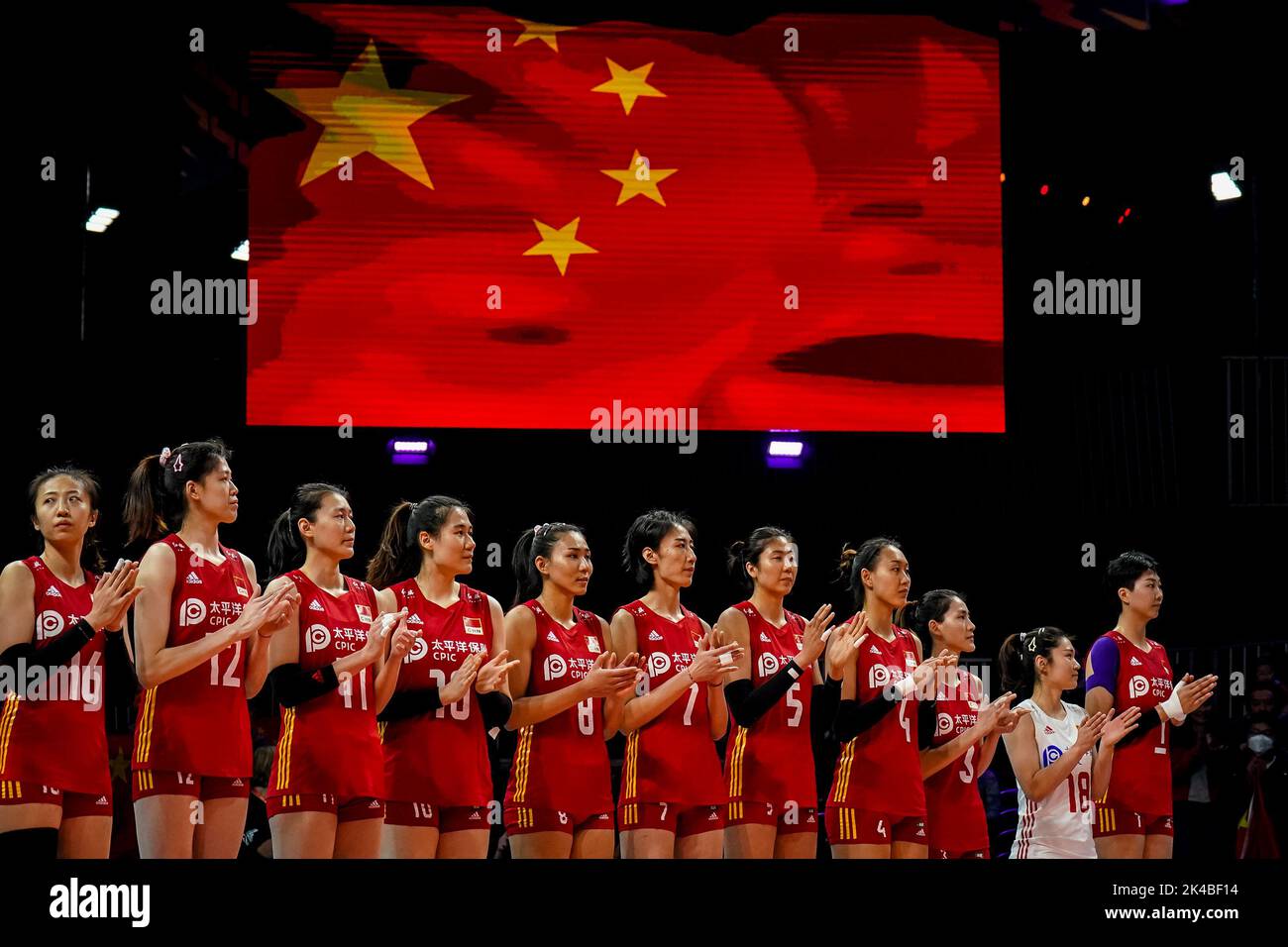 ARNHEM, NETHERLANDS - SEPTEMBER 25: Xia Ding of China, Yingying Li of China, Yizhu Wang of China, Yunlu Wang of China, Ye Jin of China, Yuanyuan Wang of China, Yi Gao of China, Hanyu Yang of China, Linyu Diao of China, Mengjie Wang of China and Xinyue Yuan of China line up for the national anthem during the Pool D Phase 1 match between China and Argentina on Day 3 of the FIVB Volleyball Womens World Championship 2022 at the Gelredome on September 25, 2022 in Arnhem, Netherlands (Photo by Rene Nijhuis/Orange Pictures) Stock Photo