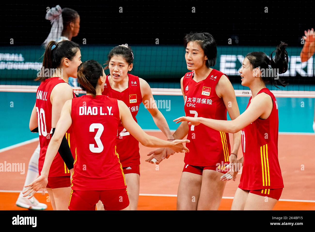 ARNHEM, NETHERLANDS - SEPTEMBER 25: Yingying Li of China, Yuanyuan Wang of China and Yizhu Wang of China celebrate a point with their team mates during the Pool D Phase 1 match between China and Argentina on Day 3 of the FIVB Volleyball Womens World Championship 2022 at the Gelredome on September 25, 2022 in Arnhem, Netherlands (Photo by Rene Nijhuis/Orange Pictures) Stock Photo