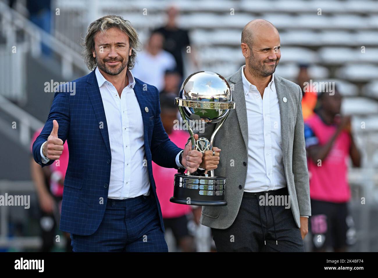 Cordoba, Argentina. 01st Oct, 2022. Former player Diego Lugano, idol of Sao Paulo and Miguel Angel Ramirez, former coach of Independiente Del Valle, carry the Copa Sulamericana 2022 Cup, moments before the match between Sao Paulo and Independiente del Valle, for the Final of the Copa Sulamericana 2022, in Mario Alberto Kempes Stadium this Saturday 01. 30761 (Luciano Bisbal/SPP) Credit: SPP Sport Press Photo. /Alamy Live News Stock Photo