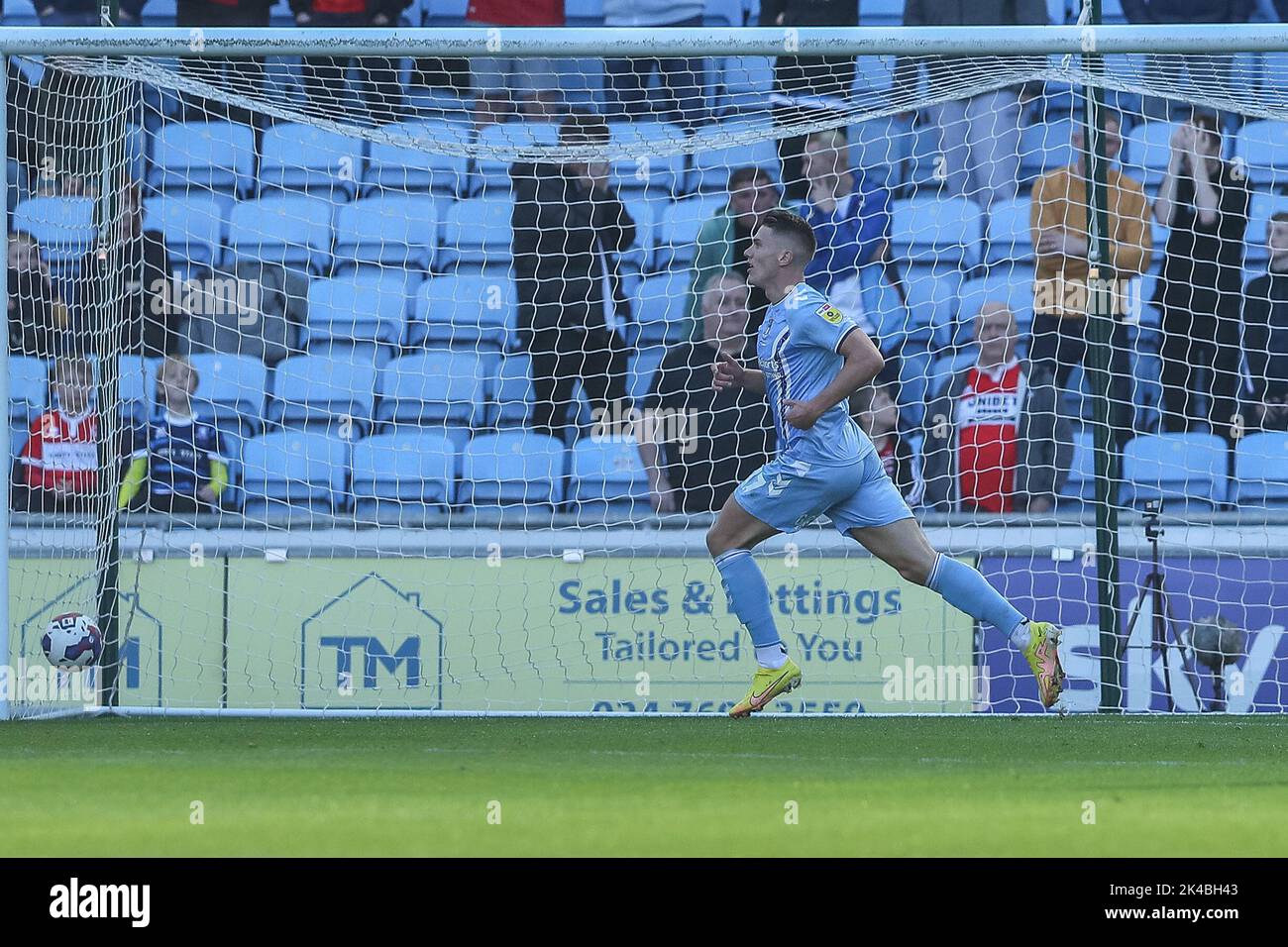 Coventry, UK. 01st Oct, 2022. Viktor Gyökeres #17 of Coventry City celebrates his goal to make it 1-0 during the Sky Bet Championship match Coventry City vs Middlesbrough at Coventry Building Society Arena, Coventry, United Kingdom, 1st October 2022 (Photo by Gareth Evans/News Images) in Coventry, United Kingdom on 10/1/2022. (Photo by Gareth Evans/News Images/Sipa USA) Credit: Sipa USA/Alamy Live News Stock Photo