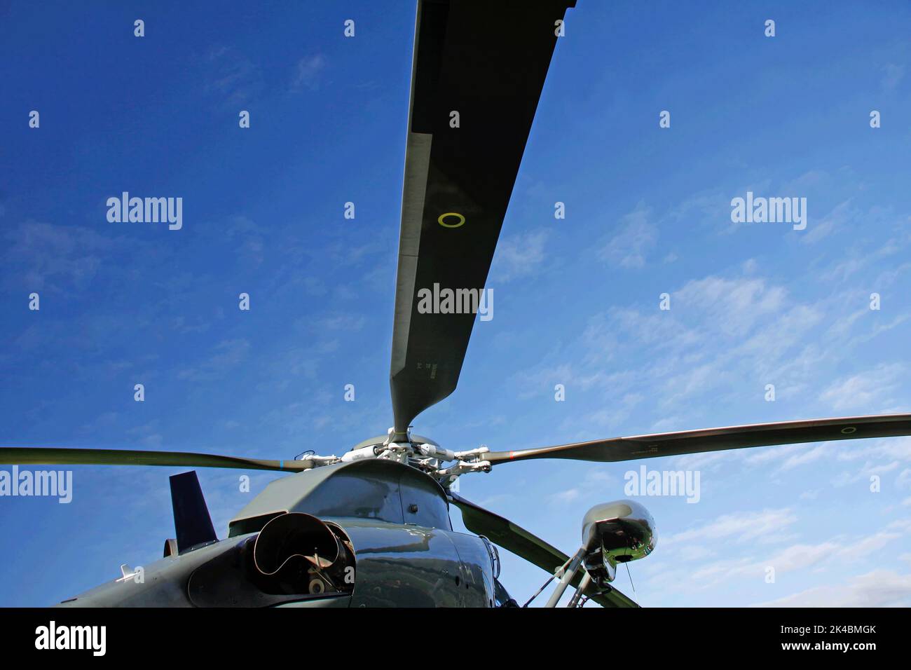 Hubschrauber vor blauem Himmel in Froschperspektive Stock Photo