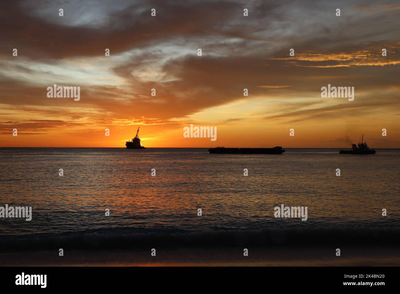 Sea waves ships silhouettes hi-res stock photography and images - Alamy