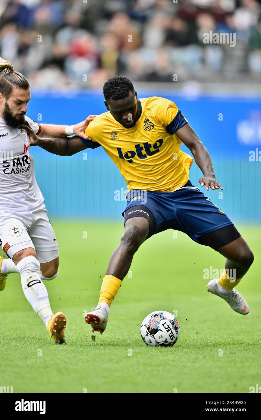 OHL's Kristiyan Malinov and Union's Victor Boniface fight for the ball