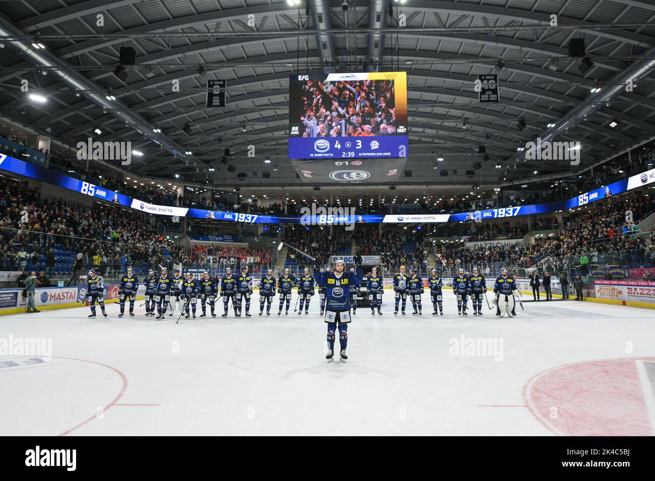 01.10.2022, Ambri, Gottardo Arena, NL: HC Ambri-Piotta - SC Rapperswil-Jona Lakers, Ambri celebrate the victory (Photo by Andrea Branca/Just Pictures/Sipa USA) Stock Photo