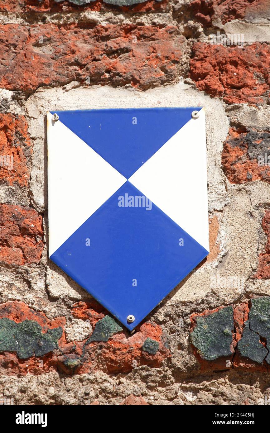 Schild Denkmalschutz an einer Backsteinmauer, Greifswald, Deutschland, Europa Stock Photo