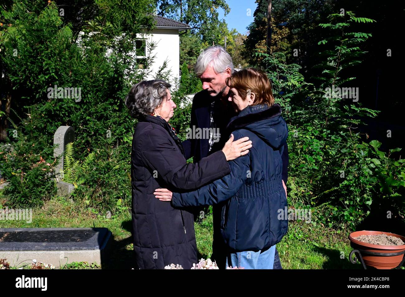 Birgit BehrensOtto und Renate Blume mit Sohn Alexander Reed bei der Beisetzung des