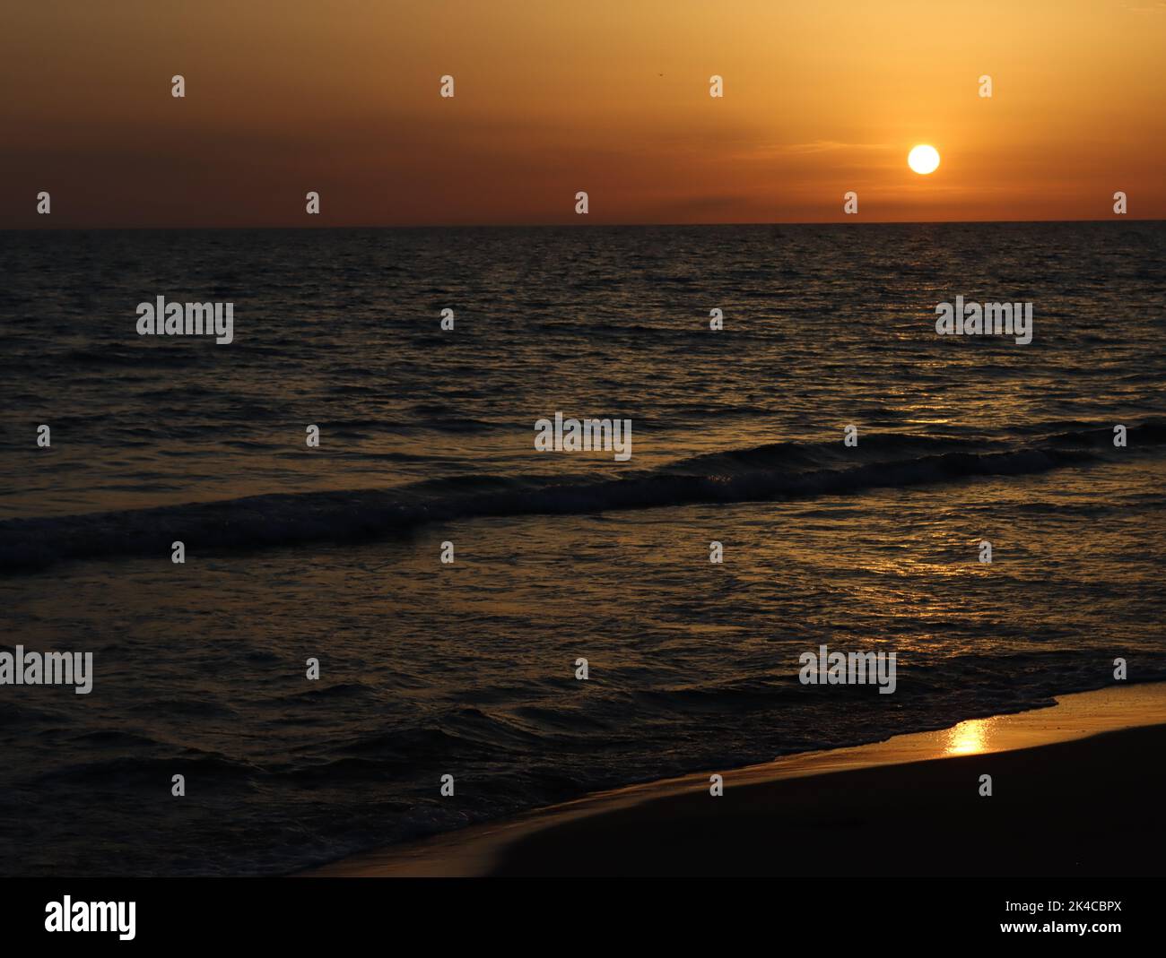 Red dramatic sunset over sea hi-res stock photography and images - Alamy