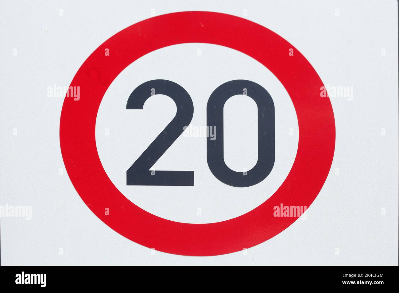 Verkehrsschild Tempo 20-Zone, ZulÃ¤ssige hÃ¶chstgeschwindigkeit Stock Photo