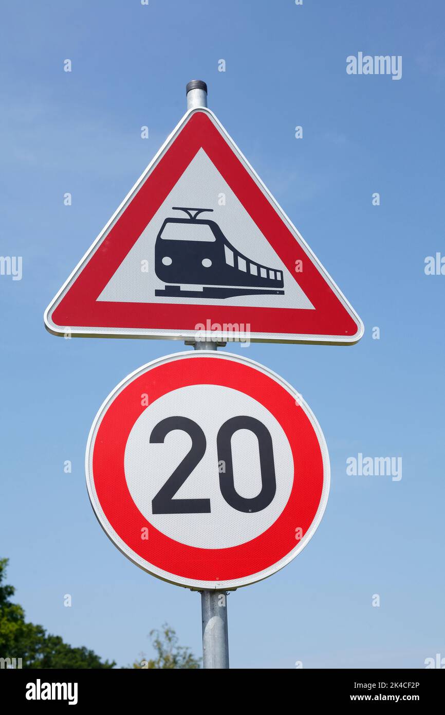 Verkehrsschild , Gefahrzeichen, unbeschrankter BahnÃ¼bergang, ZulÃ¤ssige HÃ¶chstgeschwindigkeit Zwanzig Stundenkilometer, Deutschland Stock Photo