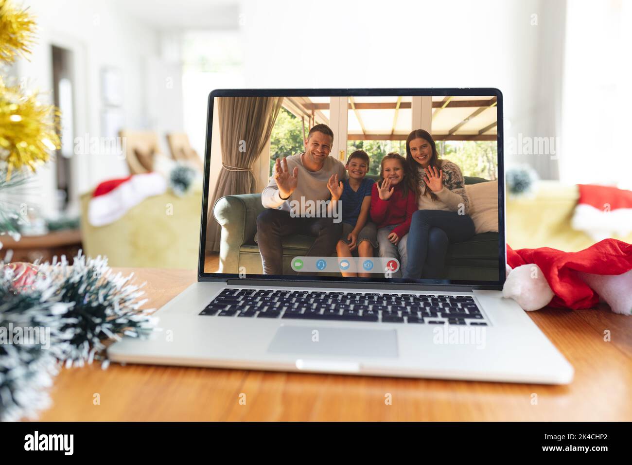 Family waving screen hi-res stock photography and images - Alamy