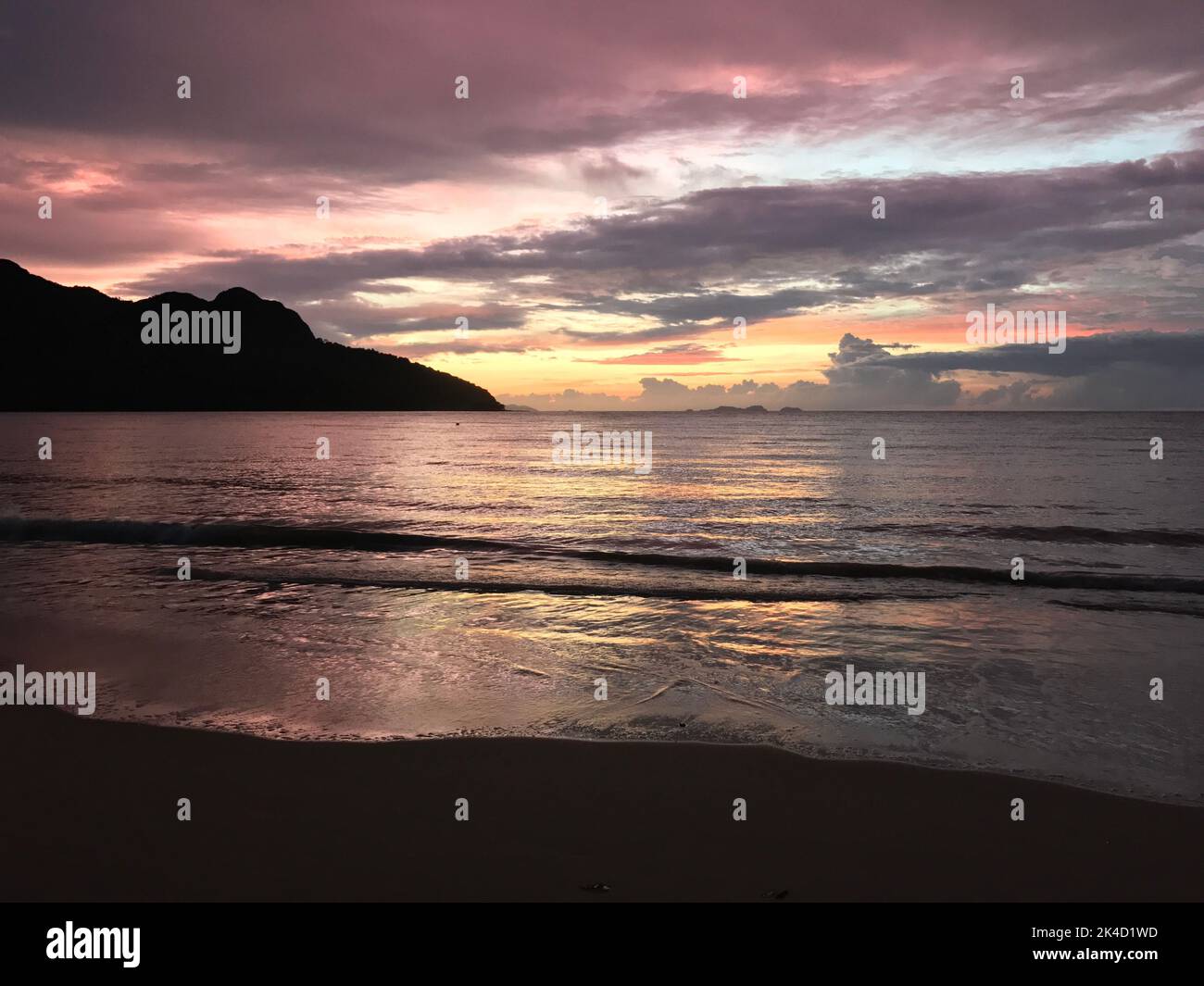 Pink cloud sunset over ocean hi-res stock photography and images - Alamy