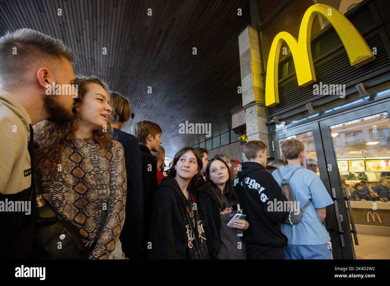 People waiting in line mcdonalds hi-res stock photography and images ...