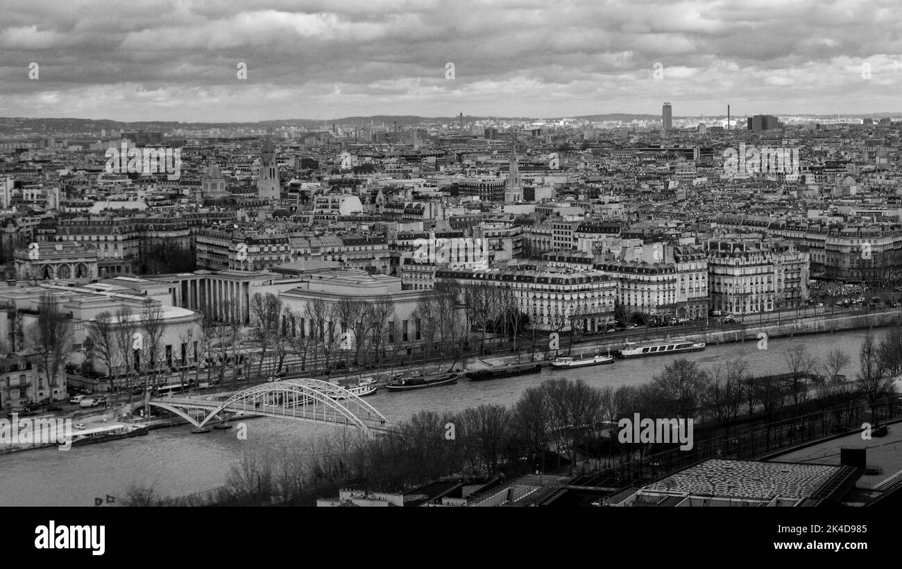 Paris seine river tour eiffel Black and White Stock Photos & Images - Alamy