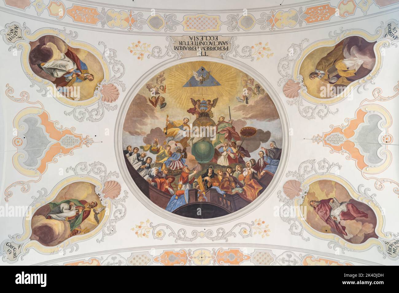 Malerei an der Kirchendecke der Basilika St. Peter in Dillingen an der Donau, Bayern, Deutschland |  Basilica of Sts. Peter and Paul ceiling pantings, Stock Photo