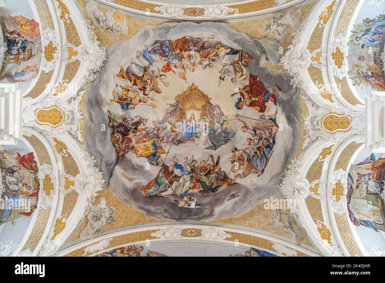Malerei am Gewölbe der Studienkirche Mariä Himmelfahrt in Dillingen an der Donau, Bayern, Deutschland |  Painted ceiling of the Church of the Jesuit U Stock Photo