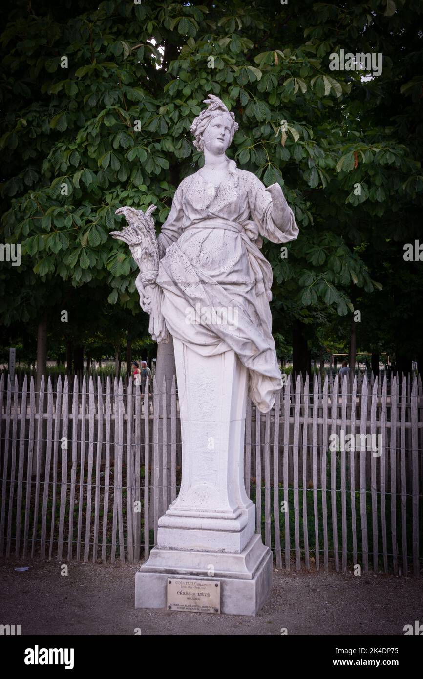 Beautiful woman statue, Paris, Jardin du Luxembourg Stock Photo Alamy