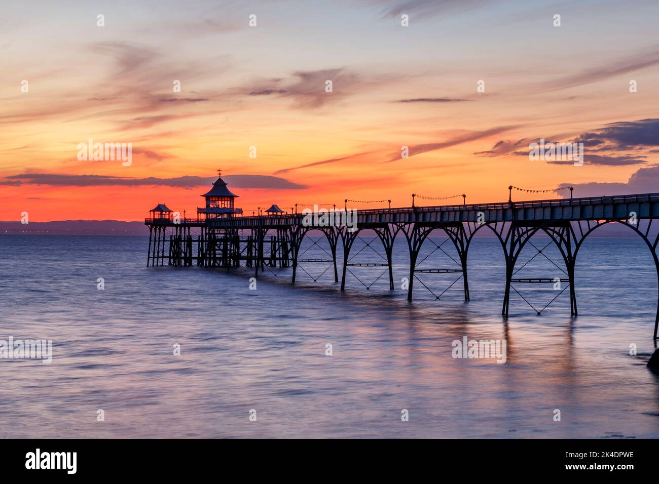 Reddish orangey glow along the horizon Stock Photo - Alamy