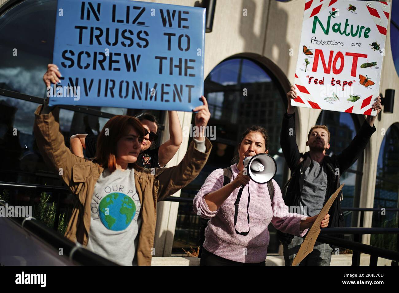 Environmental protesters outside the Conservative Party annual conference at the International Convention Centre in Birmingham. Picture date: Sunday October 2, 2022. Stock Photo