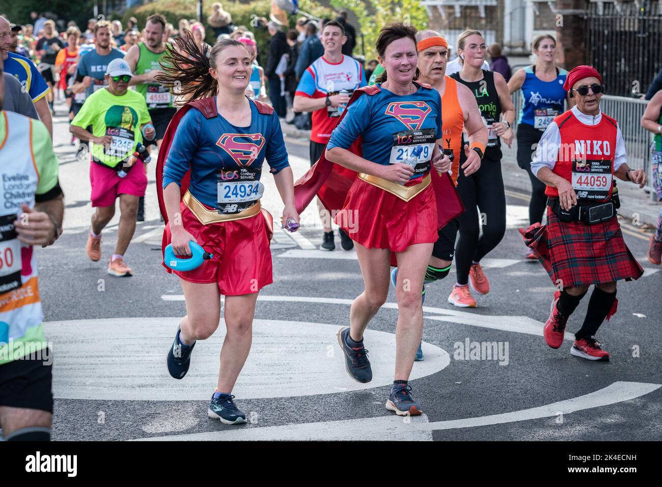 London, UK. 2nd October, 2022. London Marathon passes down Deptford’s Evelyn Street in South East London, the 8 mile mark of the 26.2 mile course where runners are greeted and cheered on by local residents. Credit: Guy Corbishley/Alamy Live News Stock Photo
