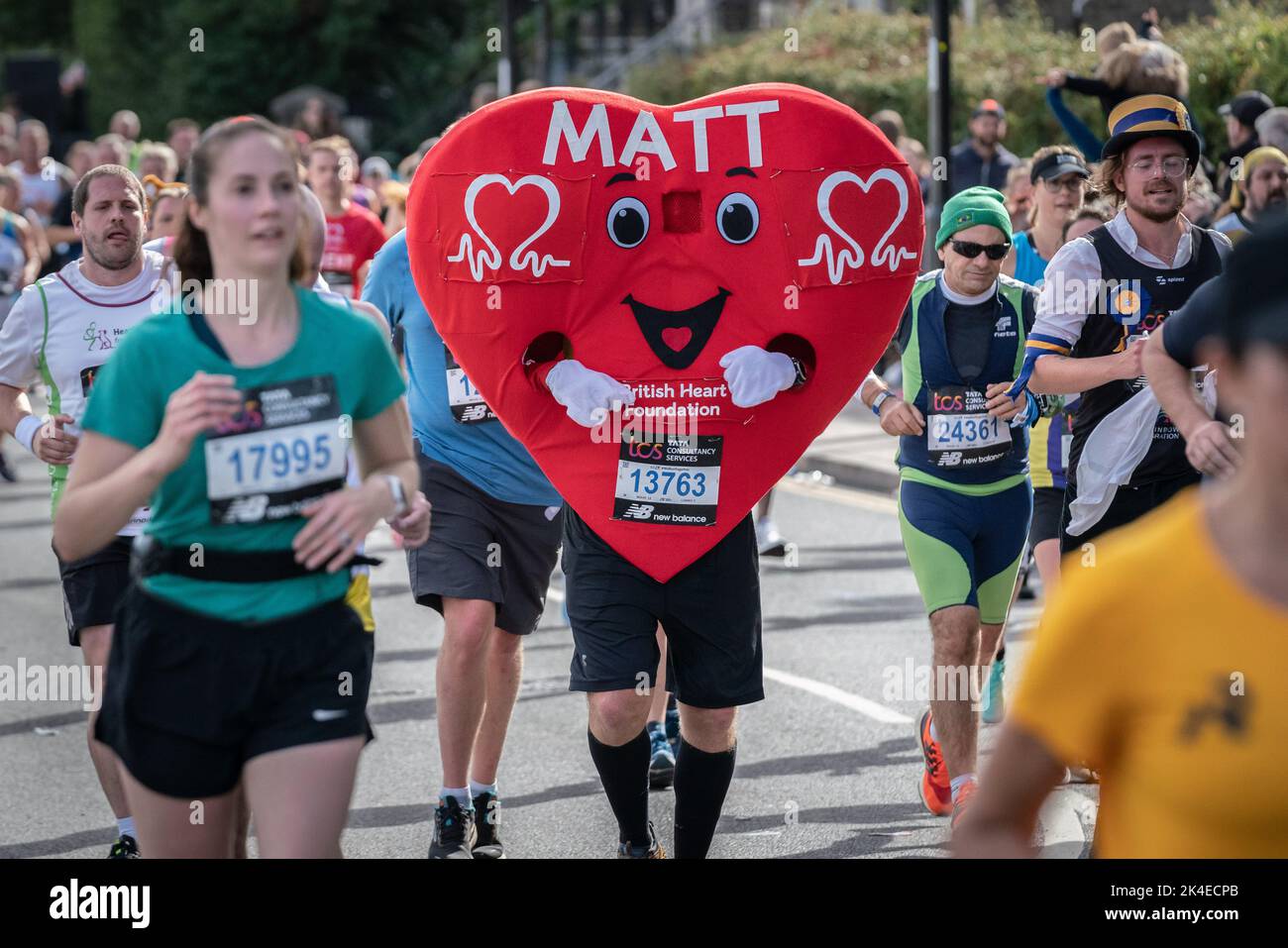 London, UK. 2nd October, 2022. London Marathon passes down Deptford’s Evelyn Street in South East London, the 8 mile mark of the 26.2 mile course where runners are greeted and cheered on by local residents. Credit: Guy Corbishley/Alamy Live News Stock Photo
