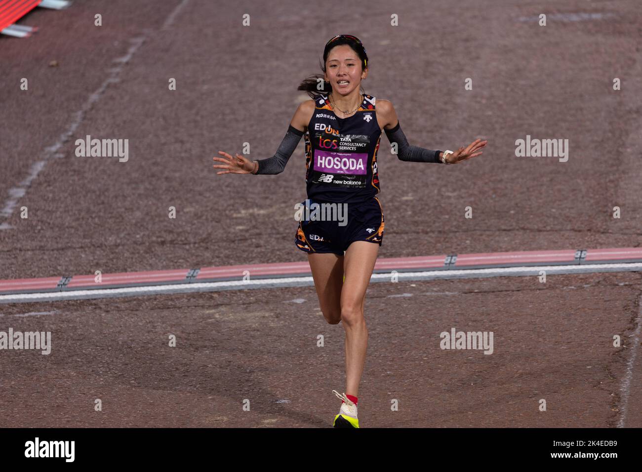 LONDON, ENGLAND - 02 OCTOBER 2022: Ai Hosoda of Japan celebrates as she finishes the Women's Elite race during the 2022 TCS London Marathon at the Mall on 2nd October, 2022 in London, England. Credit: SMP News / Alamy Live News Stock Photo