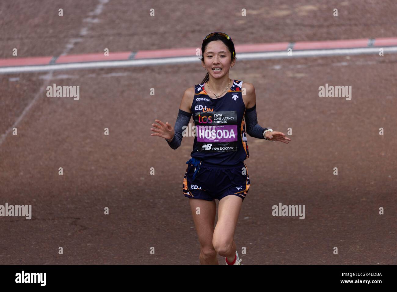 LONDON, ENGLAND - 02 OCTOBER 2022: Ai Hosoda of Japan celebrates as she finishes the Women's Elite race during the 2022 TCS London Marathon at the Mall on 2nd October, 2022 in London, England. Credit: SMP News / Alamy Live News Stock Photo