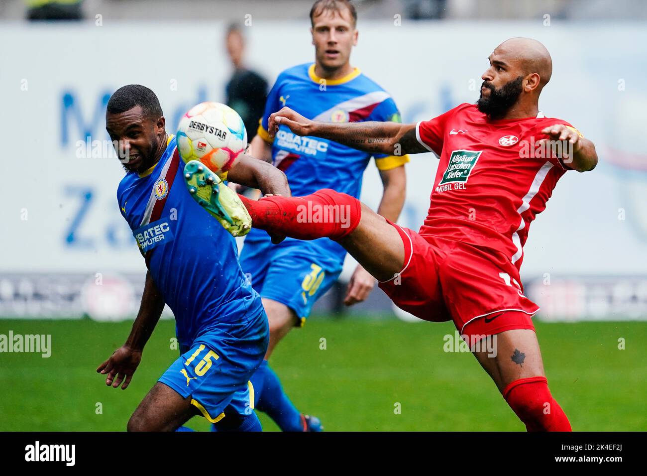 02 October 2022, Rhineland-Palatinate, Kaiserslautern: Soccer: 2nd Bundesliga, 1. FC Kaiserslautern - Eintracht Braunschweig, Matchday 10, Fritz-Walter-Stadion. Braunschweig's Nathan de Medina (l) and Kaiserslautern's Terrence Boyd fight for the ball. Photo: Uwe Anspach/dpa - IMPORTANT NOTE: In accordance with the requirements of the DFL Deutsche Fußball Liga and the DFB Deutscher Fußball-Bund, it is prohibited to use or have used photographs taken in the stadium and/or of the match in the form of sequence pictures and/or video-like photo series. Stock Photo