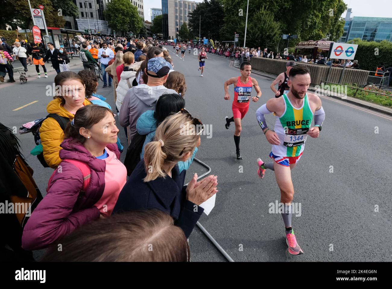 Tower Hill, London, UK. 2nd Oct 2022. The 2022 London Marathon. Tower Hill. Credit: Matthew Chattle/Alamy Live News Stock Photo