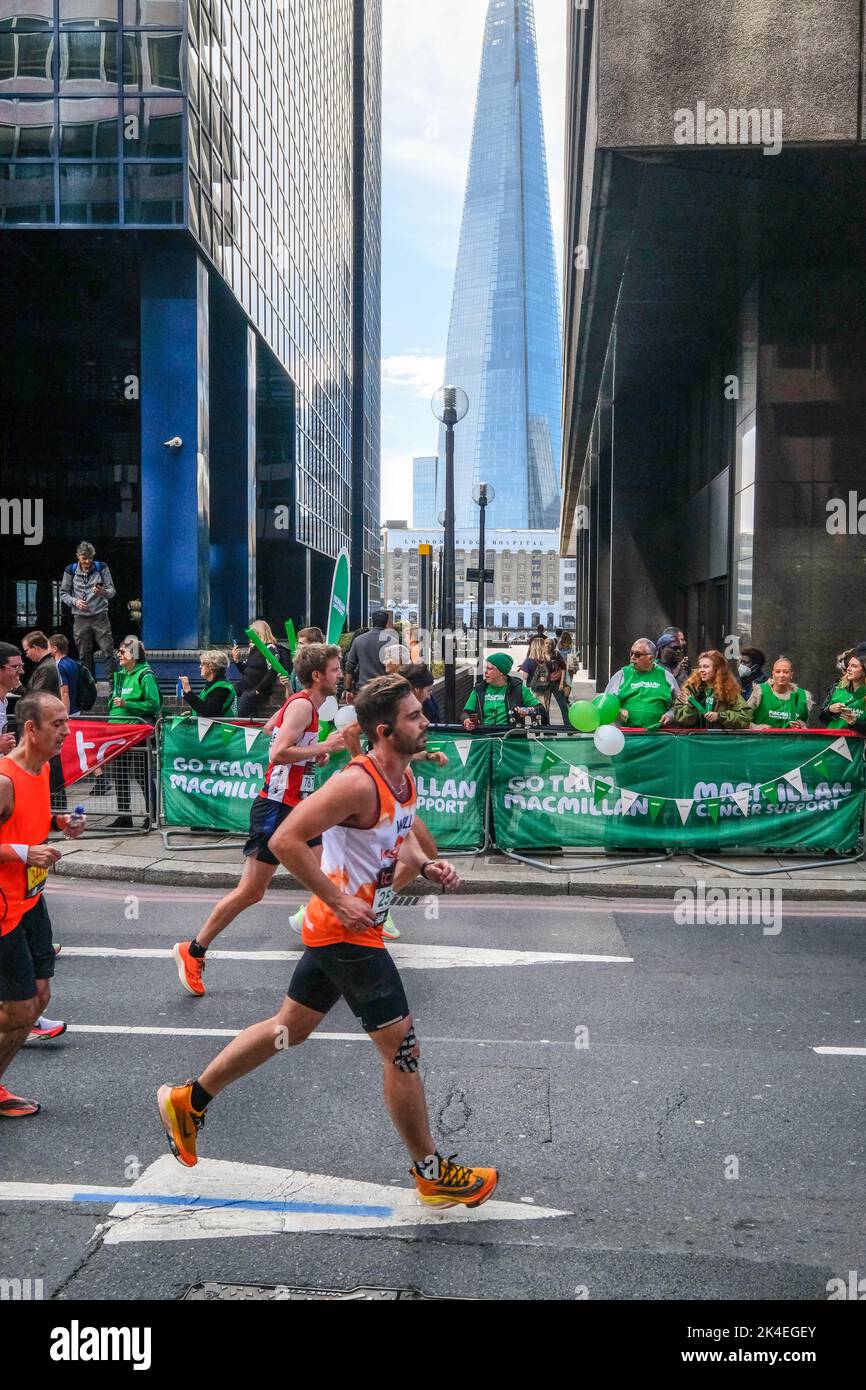 Lower Thames Street, London, UK. 2nd Oct 2022. The 2022 London Marathon. Credit: Matthew Chattle/Alamy Live News Stock Photo