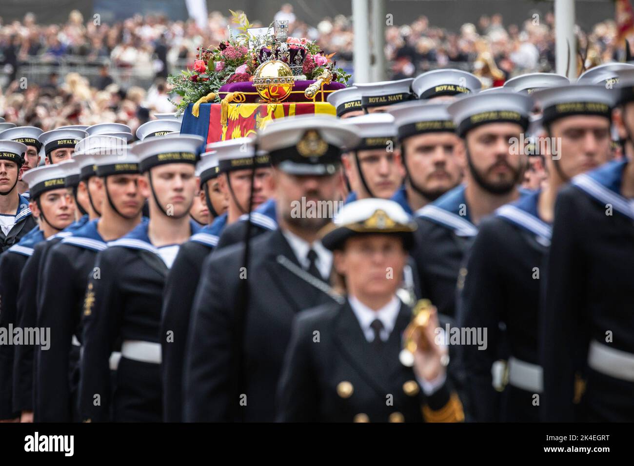 The coffin of Queen Elizabeth II is carried in her funeral procession through London, 22 September 2022, England, United Kingdom Stock Photo
