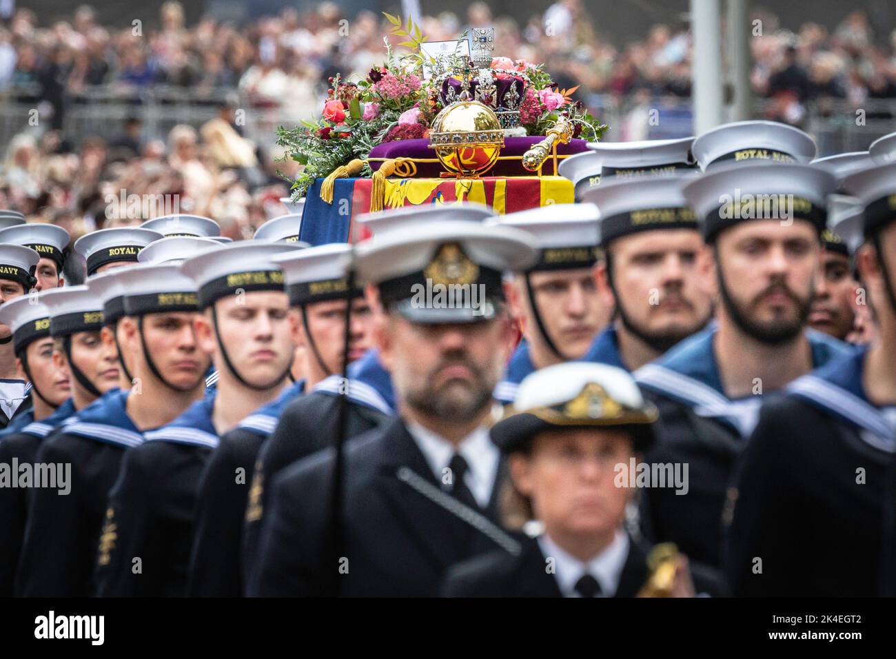 The coffin of Queen Elizabeth II is carried in her funeral procession through London, 22 September 2022, England, United Kingdom Stock Photo