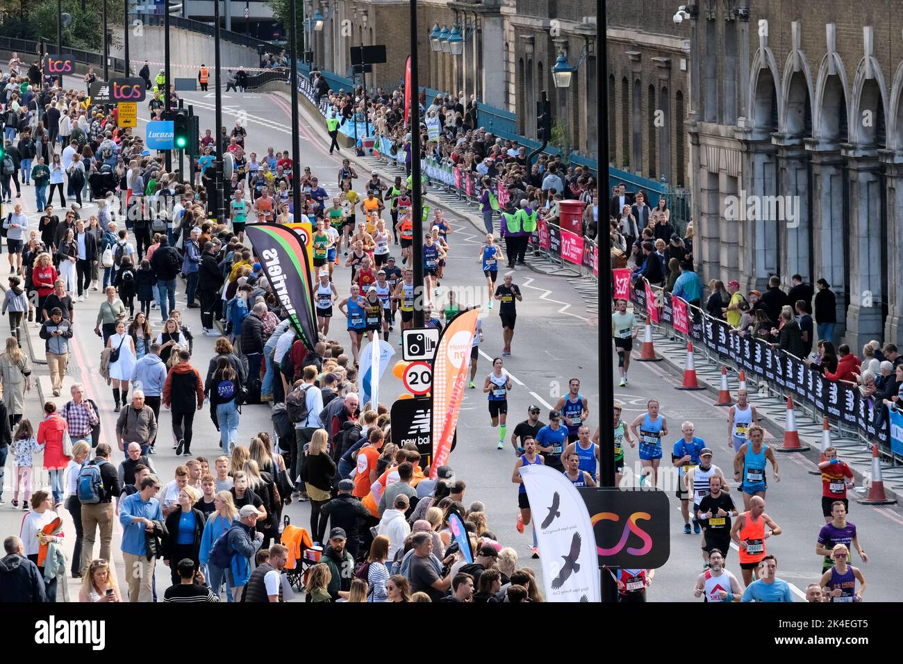 Lower Thames Street, London, UK. 2nd Oct 2022. The 2022 London Marathon. Credit: Matthew Chattle/Alamy Live News Stock Photo