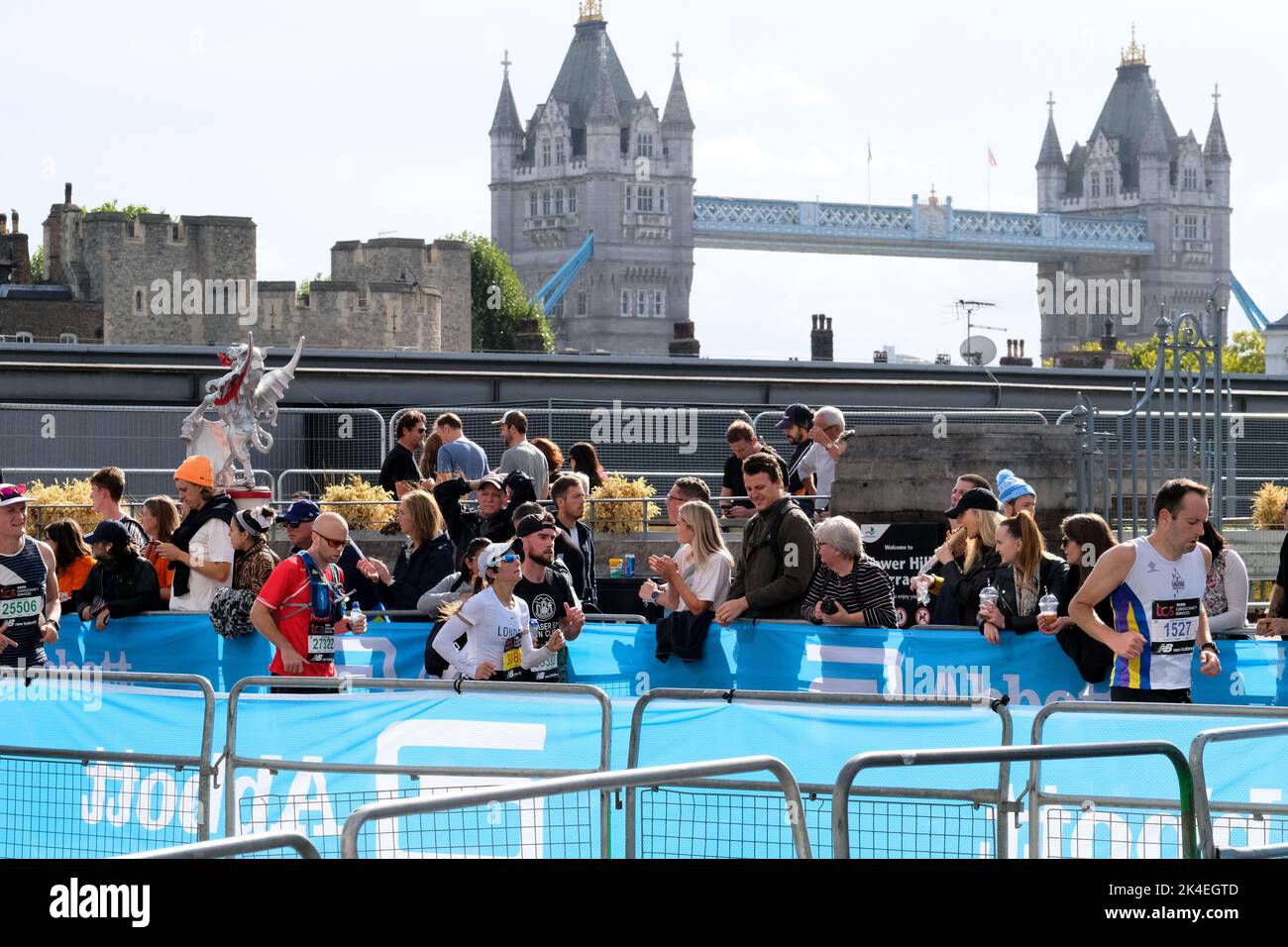 Tower Hill, London, UK. 2nd Oct 2022. The 2022 London Marathon. Tower Hill. Credit: Matthew Chattle/Alamy Live News Stock Photo