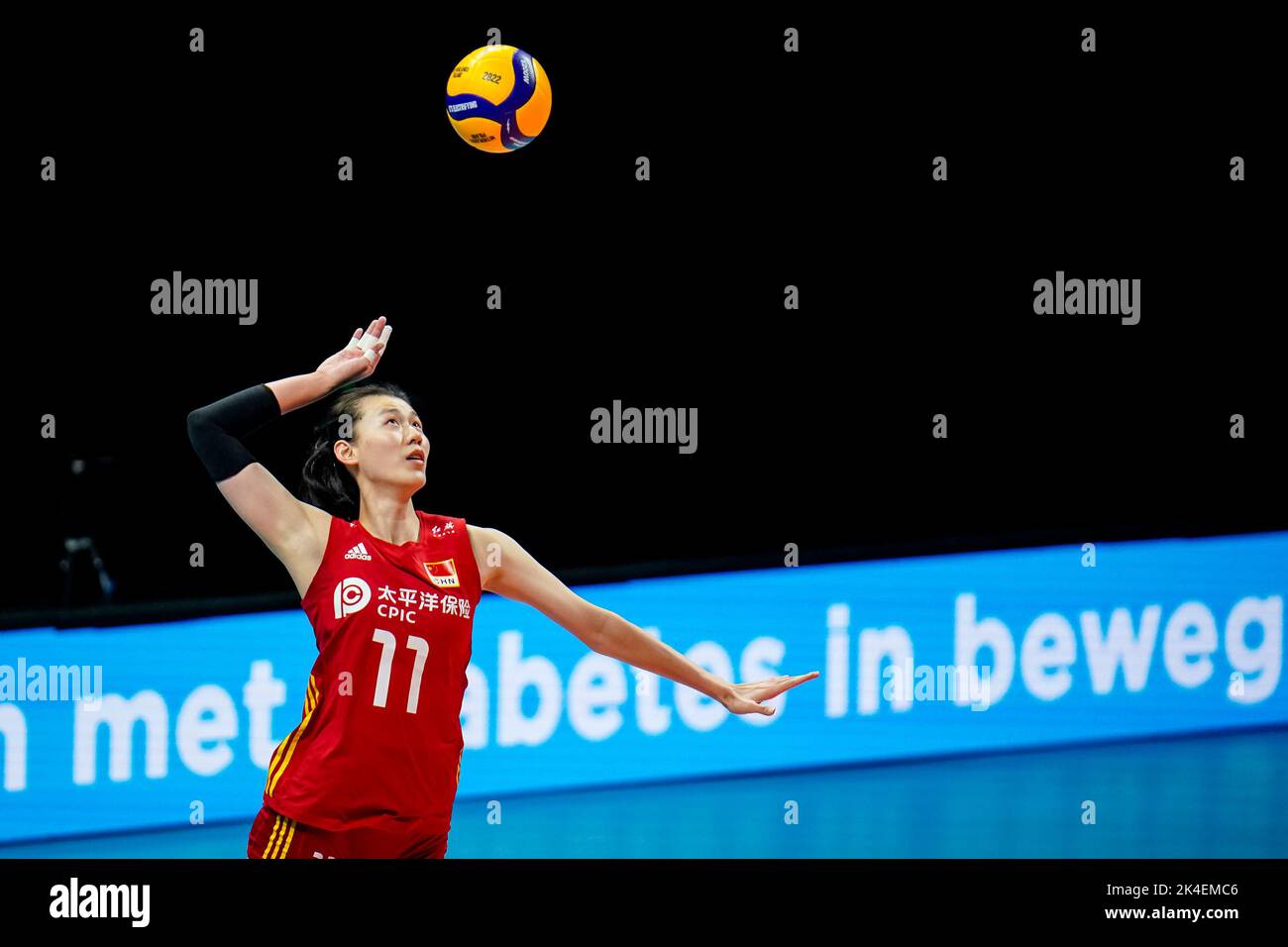 ARNHEM, NETHERLANDS - SEPTEMBER 25: Yizhu Wang of China serves during the Pool D Phase 1 match between China and Argentina on Day 3 of the FIVB Volleyball Womens World Championship 2022 at the Gelredome on September 25, 2022 in Arnhem, Netherlands (Photo by Rene Nijhuis/Orange Pictures) Stock Photo