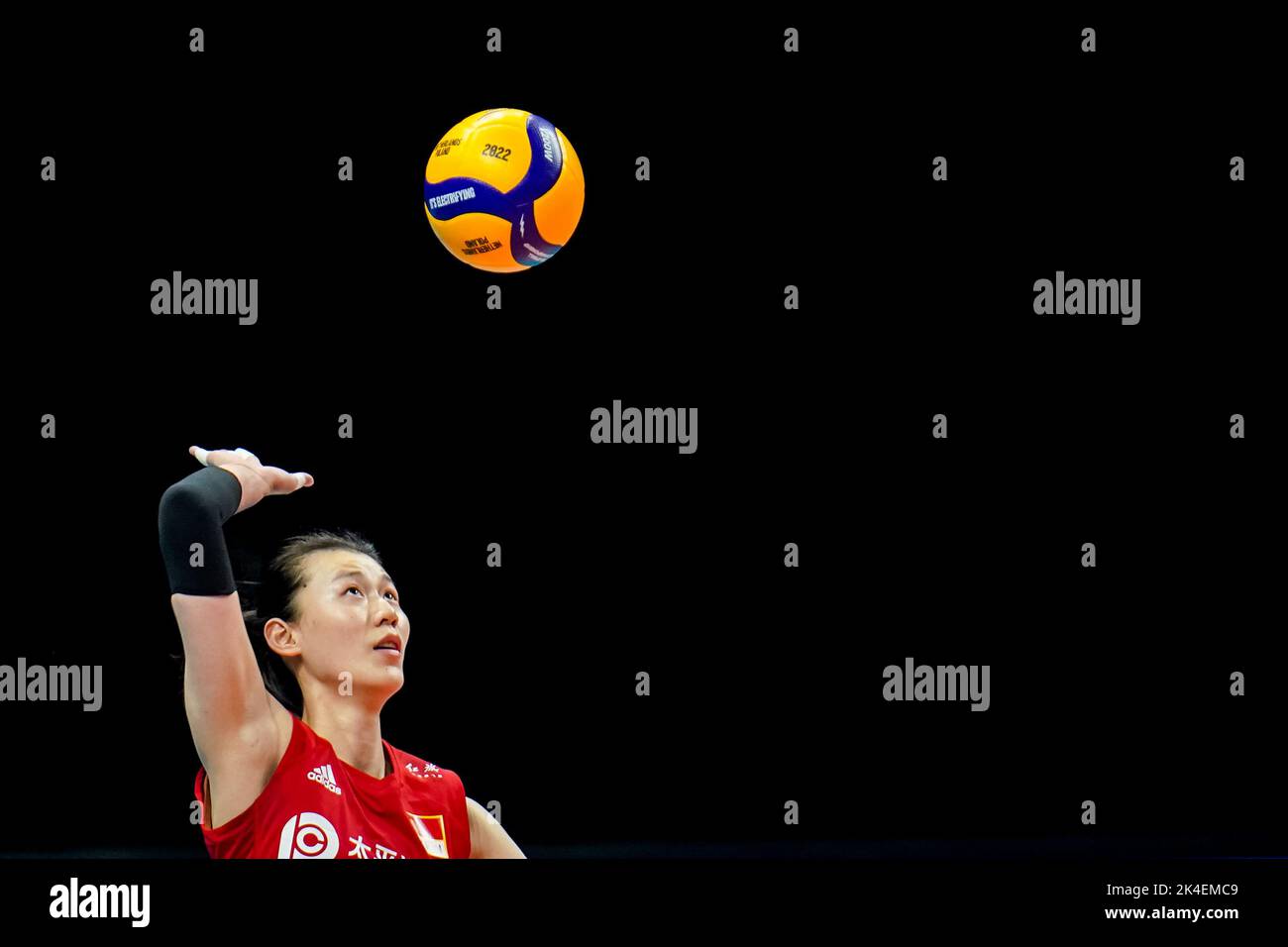ARNHEM, NETHERLANDS - SEPTEMBER 25: Yizhu Wang of China serves during the Pool D Phase 1 match between China and Argentina on Day 3 of the FIVB Volleyball Womens World Championship 2022 at the Gelredome on September 25, 2022 in Arnhem, Netherlands (Photo by Rene Nijhuis/Orange Pictures) Stock Photo