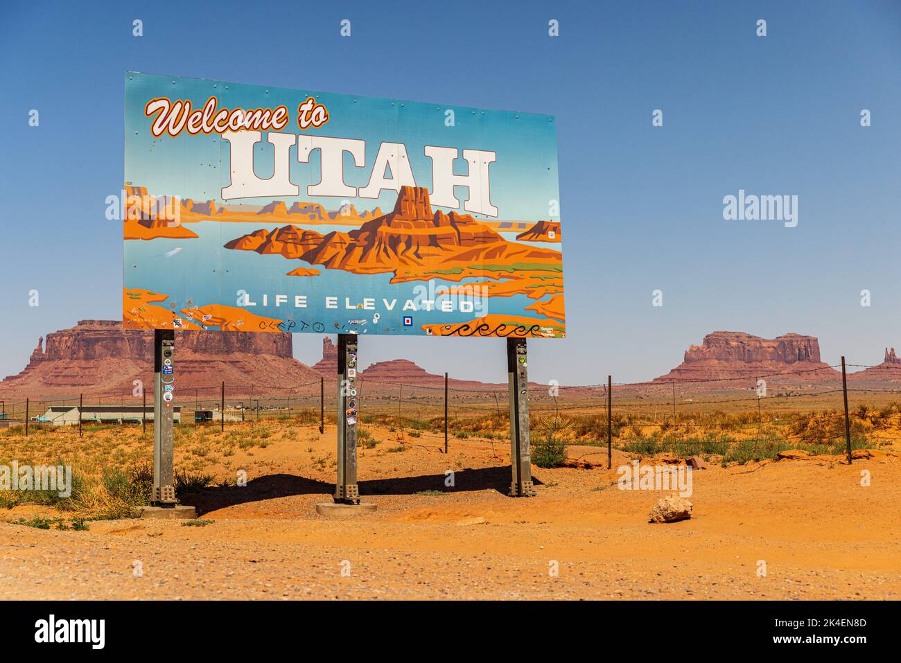 UTAH, UNITED STATES - SEPTEMBER 4, 2022: Utah sign across the road to Monument Valley a region of the Colorado Plateau characterized by a cluster of Stock Photo