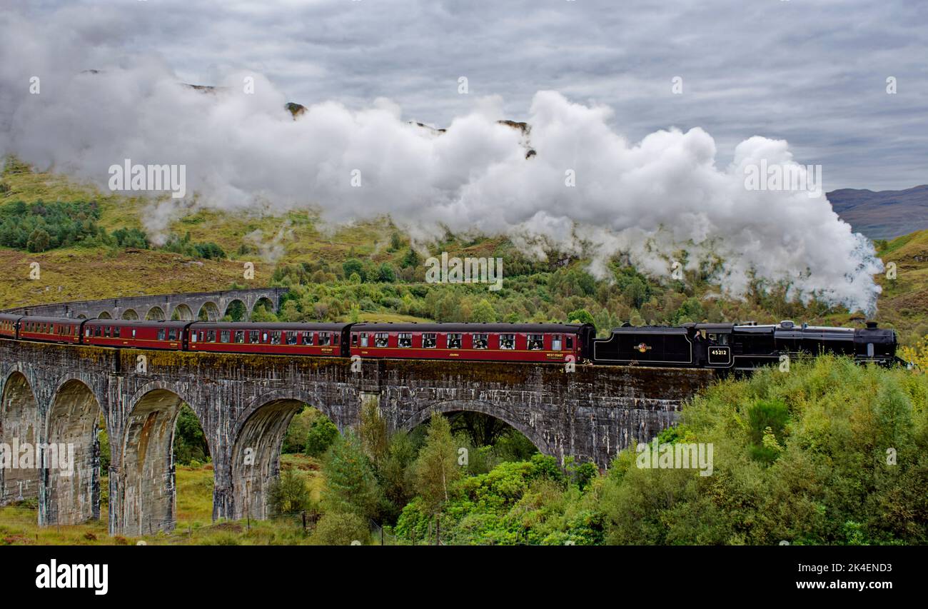 JACOBITE STEAM TRAIN GLENFINNAN VIADUCT SCOTLAND THE ENGINE CROSSING ...