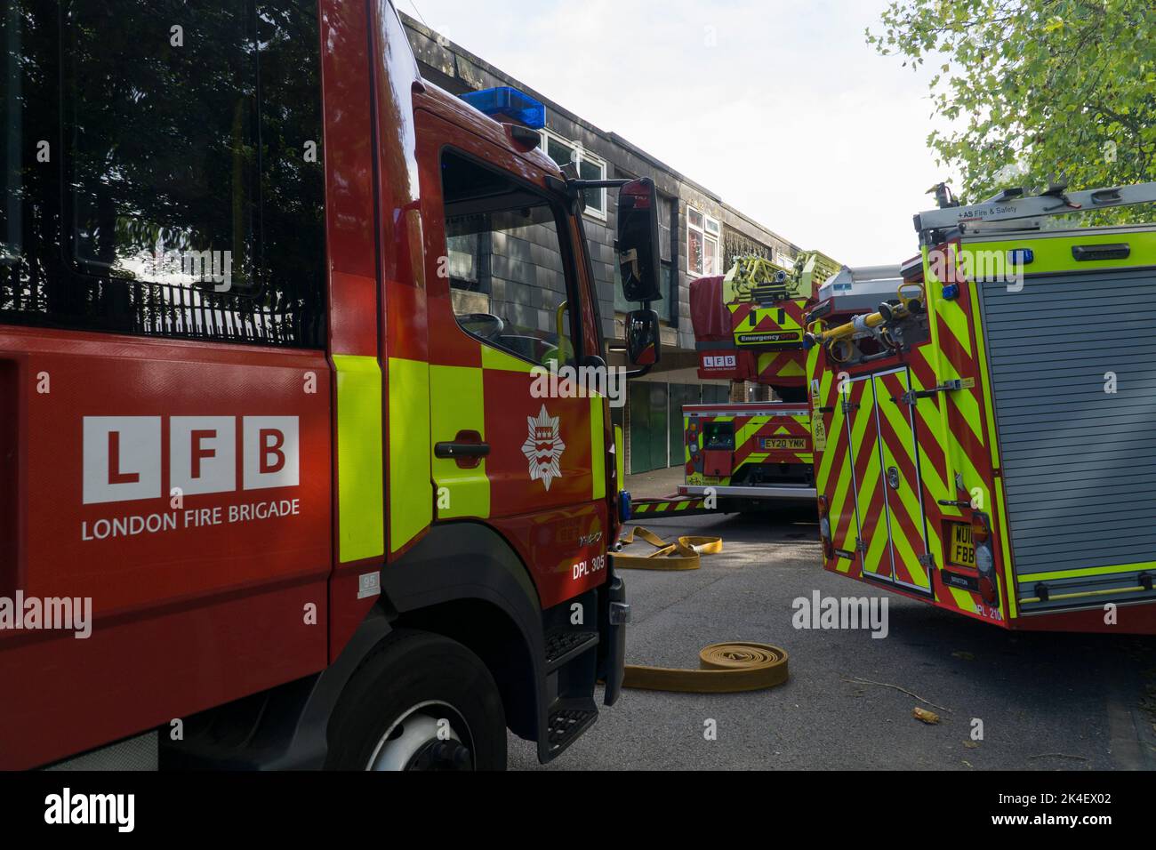 London, UK, 2 October 2022: A fire broke out in a maisonette on Ramillies Close, near Brixton Prison, at lunch-time on Sunday, sending plumes of black smoke over the area. Six fire engines and multiple police vehicles attended but the fire was quickly brought under control. There were concerns from some residents that the fire would release asbestos particles due to the use of asbestos tiles in the roofing of the housing estate. Anna Watson/Alamy Live News Stock Photo