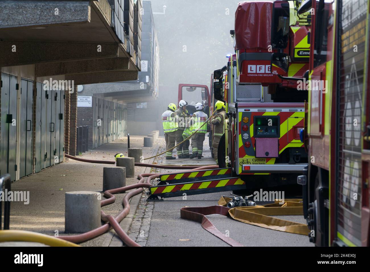 London, UK, 2 October 2022: A fire broke out in a maisonette on Ramillies Close, near Brixton Prison, at lunch-time on Sunday, sending plumes of black smoke over the area. Six fire engines and multiple police vehicles attended but the fire was quickly brought under control. There were concerns from some residents that the fire would release asbestos particles due to the use of asbestos tiles in the roofing of the housing estate. Anna Watson/Alamy Live News Stock Photo