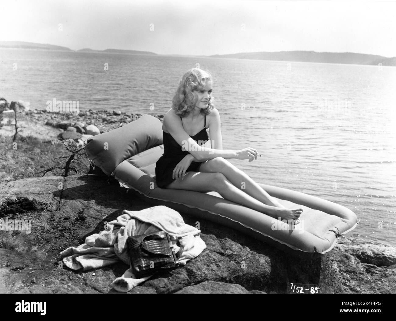 EVA HENNING wearing swimsuit publicity for I DIMMA DOLD / HIDDEN IN THE FOG 1953 director LARS-ERIC KJELLGREN novel / screenplay Vic Sunesson Svensk Filmindustri (SF) Stock Photo