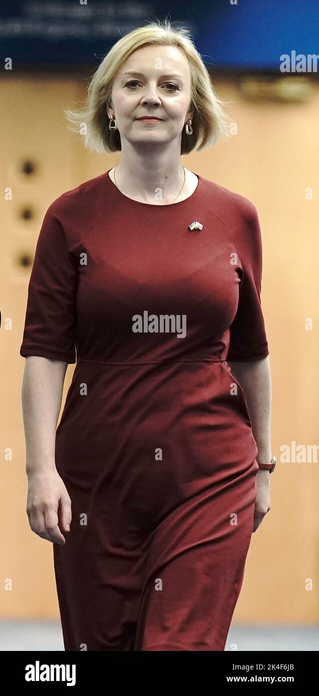 Prime Minister Liz Truss, walks across the Hyatt hotel bridge at the Conservative Party annual conference at the International Convention Centre in Birmingham. Picture date: Sunday October 2, 2022. Stock Photo