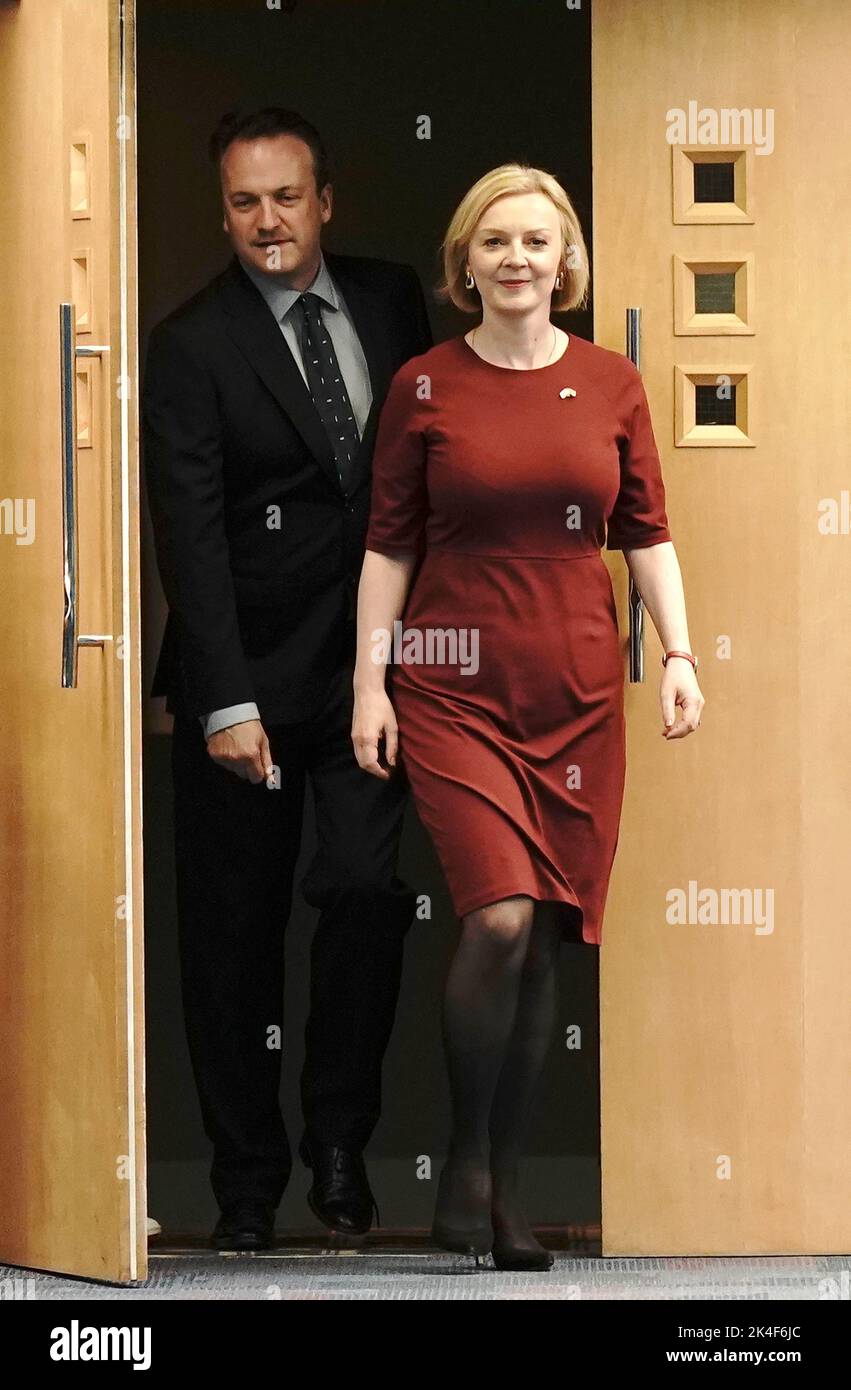 Prime Minister Liz Truss and her husband husband Hugh O'Leary, walk across the Hyatt hotel bridge at the Conservative Party annual conference at the International Convention Centre in Birmingham. Picture date: Sunday October 2, 2022. Stock Photo