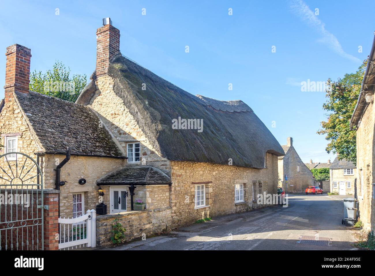 Thatched cottages, Church Street, Eynsham, Oxfordshire, England, United Kingdom Stock Photo